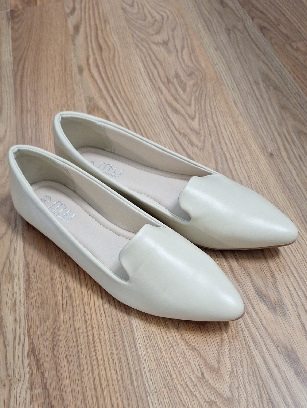Musshoe  Cream Beige Pointed Toe Loafers Slip On 8.5